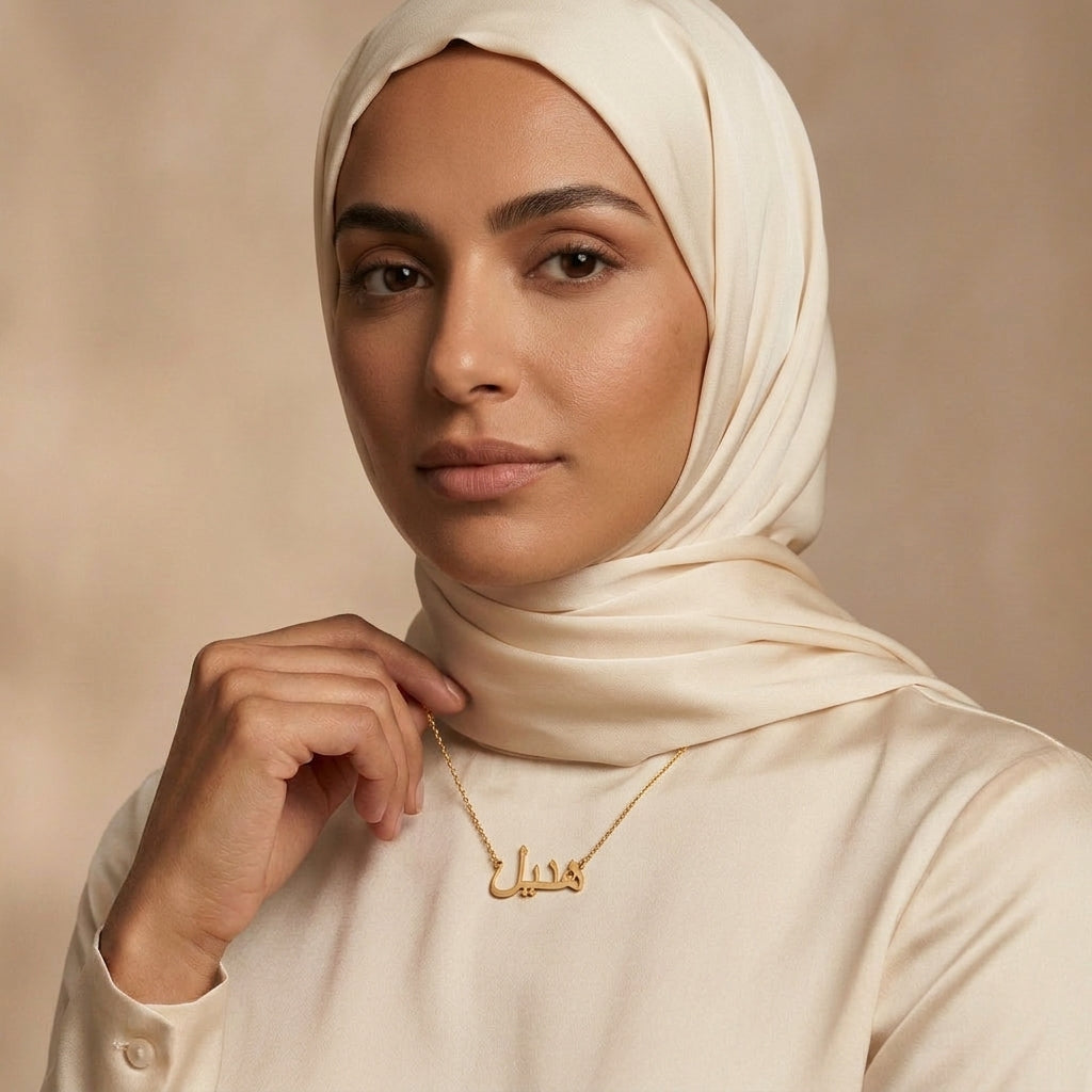 Portrait d'une femme portant le collier prénom Ismi